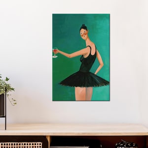 Op de afbeelding: Een schilderij van een vrouw die een zwarte tutu draagt en een glas rode wijn vasthoudt. Ze staat op een groene achtergrond.