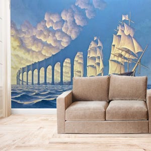 Puede incluir: Una pintura surrealista de un puente que se extiende hacia el cielo, con tres veleros navegando en un oc&eacute;ano azul. El cielo est&aacute; lleno de nubes blancas y esponjosas.