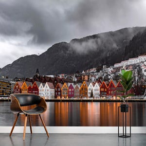 Carta da parati "Misty Mountains", murale di città costiere scandinave, murale di case colorate, murale di case sul lago, murale di città nordiche