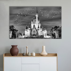 Märchenschloss bei Nacht Wandkunst - Schwarz Weißes Magisches Königreich mit Sternenhimmel - Fantasy Baumwoll Leinwand Poster für Verträumte Dekoration