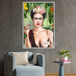 Puede incluir: Una pintura de una mujer con una corona de flores, l&aacute;piz labial rojo y un cigarrillo en la mano. Lleva un vestido rojo y sostiene una taza de t&eacute;. El fondo es una escena de jungla verde y marr&oacute;n con loros.