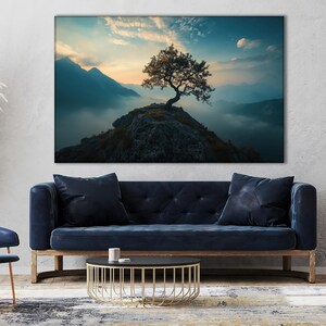 Einsamer Baum auf dem Berg Gipfel Wandkunst - Blau Graue Landschaft mit Sonnenaufgang Nebel - Inspirierendes Deko Poster aus Baumwolle