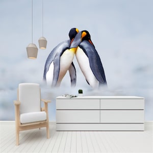 Murale con pinguini innamorati, Decorazione con fauna artica, Murale con simpatici pinguini, Arte con animali selvatici in inverno, Murale con paese delle meraviglie invernale,