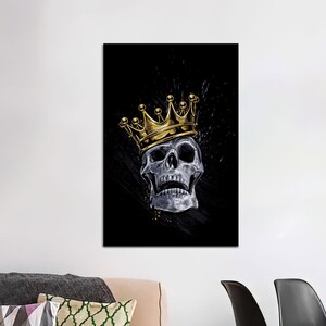 Teschio con corona d'oro su tela - Poster gotico scuro - Decorazione audace e audace per caverne maschili, studi di tatuaggi o spazi alternativi moderni