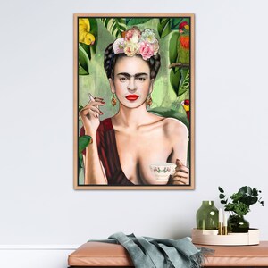 Puede incluir: Una pintura de Frida Kahlo con una corona de flores, l&aacute;piz labial rojo y un cigarrillo en la mano. Lleva un vestido rojo y sostiene una taza de t&eacute;. El fondo es una jungla verde con loros.