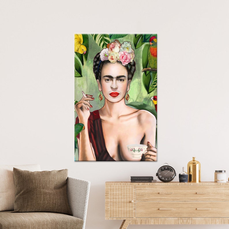 Puede incluir: Una pintura de Frida Kahlo con una corona de flores, l&aacute;piz labial rojo y un cigarrillo en la mano. Lleva un vestido rojo y sostiene una taza de t&eacute;. El fondo es una jungla verde con loros.