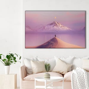 Lienzo de montaña desértica de ensueño: paisaje minimalista pastel con figura solitaria y luna. Póster de algodón sereno para decoración.