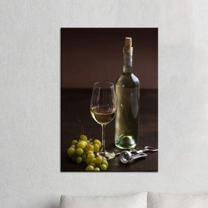 Weiß Wein und Trauben Leinwand Wandkunst - Elegante Flasche und Glas Stillleben Poster - Küche, Bar oder Esszimmer Dekor mit rustikalem Charme