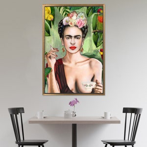 Puede incluir: Una pintura enmarcada de una mujer con una corona de flores, l&aacute;piz labial rojo y un cigarrillo en la mano. Lleva un vestido rojo y sostiene una taza de t&eacute;. El fondo es una escena de jungla verde con loros.