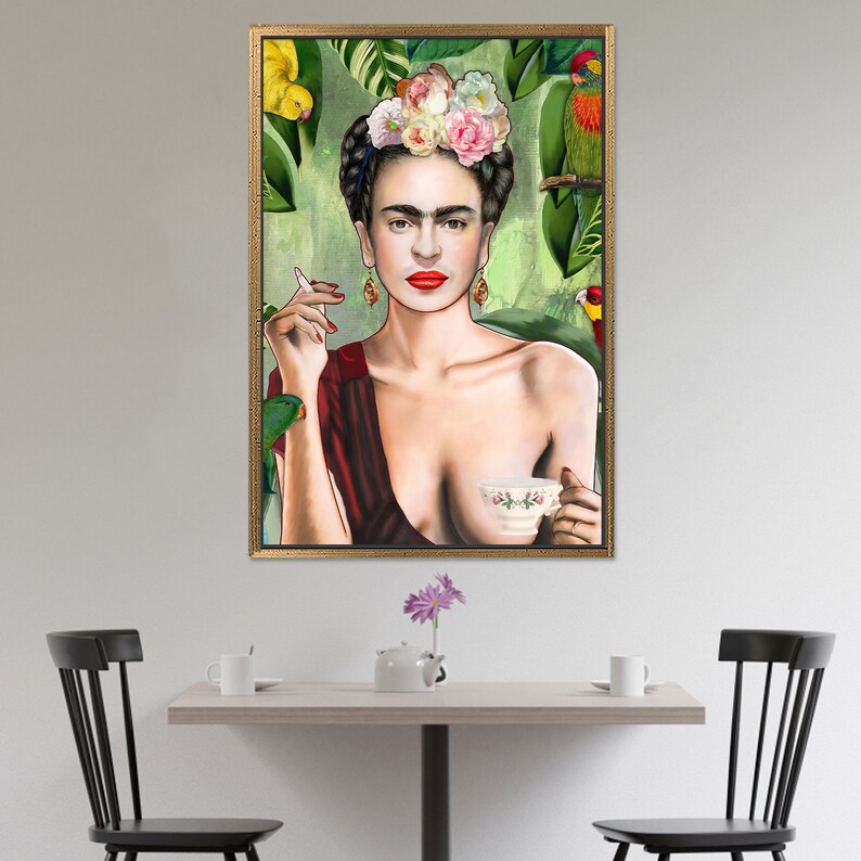 Puede incluir: Una pintura enmarcada de una mujer con una corona de flores, l&aacute;piz labial rojo y un cigarrillo en la mano. Lleva un vestido rojo y sostiene una taza de t&eacute;. El fondo es una escena de jungla verde con loros.