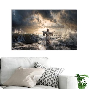 Pode incluir: Impressão em tela retratando uma figura em pé em ondas oceânicas turbulentas com os braços estendidos. O céu é preenchido com nuvens dramáticas e luz dourada. A figura está vestida com uma longa túnica.