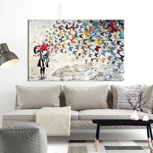Op de afbeelding: Een zwart-witte illustratie van een persoon met een rode splatter op hun hoofd, die een pistool tegen hun slaap houdt. Vlinders in verschillende kleuren vliegen uit het hoofd van de persoon. De achtergrond is een getextureerde, grijze muur.