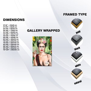 Puede incluir: Una pintura de Frida Kahlo con flores en el pelo, un cigarrillo en una mano y una taza de t&eacute; en la otra. La pintura est&aacute; sobre un fondo verde con loros. El texto "GALLERY WRAPPED" se muestra sobre la pintura. El texto "FRAMED TYPE" se muestra sobre cuatro im&aacute;genes enmarcadas de la pintura. Las im&aacute;genes enmarcadas est&aacute;n etiquetadas como "gold", "black", "white" y "natural".