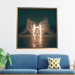Op de afbeelding: Een ingelijste kunstdruk met een surrealistisch landschap. Twee draadfiguren staan tegenover elkaar, van binnenuit verlicht. Een klein figuur staat tussen hen in. Het kunstwerk is geplaatst in een gouden lijst.