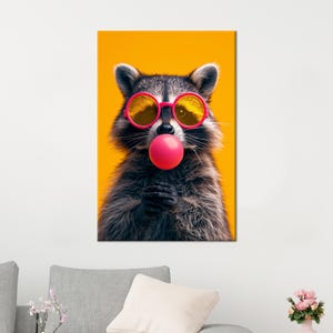 Grappige wasbeer canvas muurkunst, kauwgom popart dierenportret op lichte achtergrond gedrukt op katoenen canvas voor grillig decor