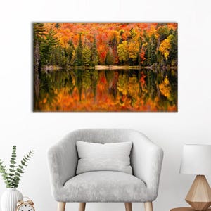 Herbstwald See Reflexion Leinwand Wandkunst, lebendige Herbstfarben Landschaft Poster, gemütliche Natur Dekor für Wohnzimmer oder rustikale Hütte Raum