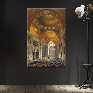 Op de afbeelding: Een grote canvas print van het interieur van een grote kathedraal met een koepelvormig plafond. Het kunstwerk toont een gedetailleerde scène met talrijke figuren, zuilen en bogen, badend in warm, goudkleurig licht. De print is op een donkere muur gemonteerd.