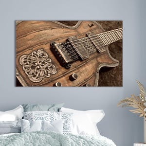 以下が含まれることがあります： 金属のアクセントが付いた木製の電気ギターのクローズアップ。ギターには銀色のエンブレムと見える弦があります。ギターのボディは温かみのある茶色で、背景は暗いです。ギターのデザインは複雑です。