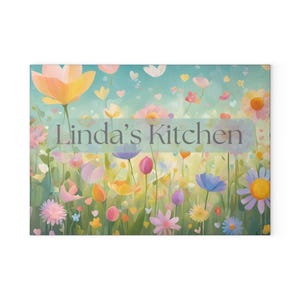 Könnte beinhalten: Eine farbenfrohe Blumenillustration auf hellblauem Hintergrund. Der Text "Linda's Kitchen" befindet sich in der Mitte des Bildes.