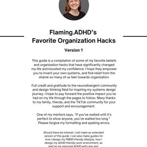 Può includere: Una guida intitolata "Flaming.ADHD's Favorite Organization Hacks" con una foto di una donna che sorride alla telecamera. La guida è una raccolta di trucchi di organizzazione che hanno aiutato l'autrice a gestire l'ADHD. La guida è scritta in un tono amichevole e incoraggiante.