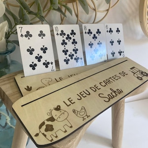Personalisierter Spielkartenhalter aus Holz