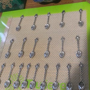 Vacker silverhängande sked med vriden keltisk graverad design, liten miniatyrskednyckelring