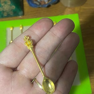 Tillverkad för en kunglig eller drottningsked med gyllene krona, elegant och raffinerad. Skeden har en guldkrona högst upp på handtaget och är endast för kungligheter!