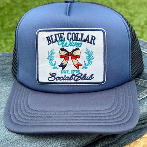 Cappello da camionista SnapBack con toppa del Blue Collar Wives Social Club