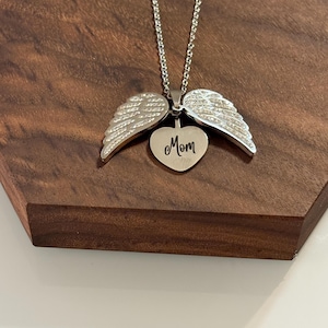 Collar de alas de ángel con colgante de corazón para mamá. Joyas conmemorativas y homenaje amoroso. Dije brillante de alas de ángel en acero inoxidable con acabado dorado.