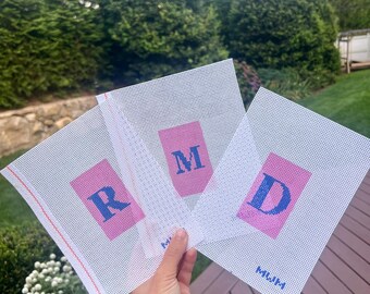 Etiqueta de equipaje personalizada con monograma bordado en lienzo: Proyecto de viaje para principiantes (5 x 8,4 cm)