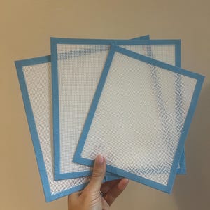 Blanko Stickrahmen | 13 Mesh Zweigart Mono | Vorgeschnitten, geklebt, markiert in der Mitte und oben rechts | Größen für Passende Nadelspitzen-Charts