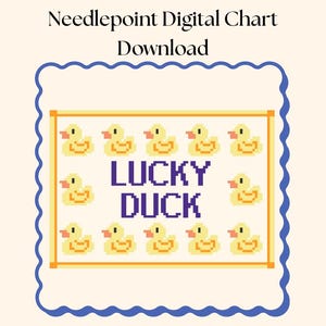 Op de afbeelding: Een digitale kruissteekdiagram download met een ontwerp van gele gepixelde eenden en de woorden "LUCKY DUCK" in paars. Het ontwerp is omlijst door een blauwe golvende rand en een gele rand.