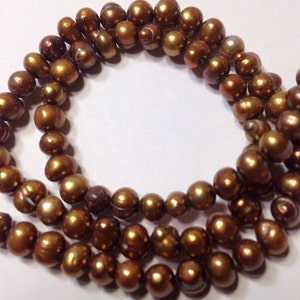 LIQUIDACIÓN: Hebra completa de perlas de agua dulce marrones (5-6 mm, 15&quot;), 70 piezas de perlas de patata redondas. OFERTA: #RS2024