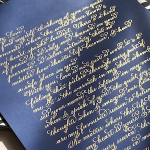 Letra caligráfica personalizada con tinta dorada en caligrafía moderna: votos matrimoniales escritos a mano, nota de amor o poema de recuerdo personalizado.