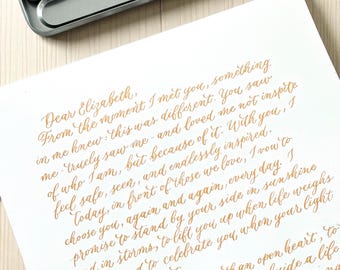 Carta caligráfica con tinta dorada: Votos matrimoniales personalizados escritos a mano, nota de aniversario
