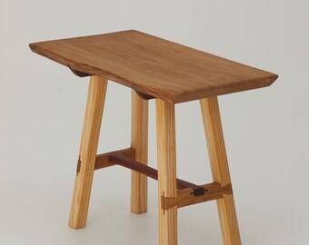 Hocker aus Massivholz / leicht ausgehöhlte Sitzfläche aus massiver Eiche / Französische Herstellung, handgefertigt.