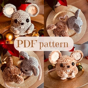 Könnte beinhalten: Ein PDF-Muster zum Häkeln eines Plüschmaus-Spielzeugs. Das Muster enthält Anleitungen zum Herstellen einer grauen Maus und einer braunen Maus. Die Mäuse sitzen auf einem goldenen Teller mit rotem und grünem Hintergrund.