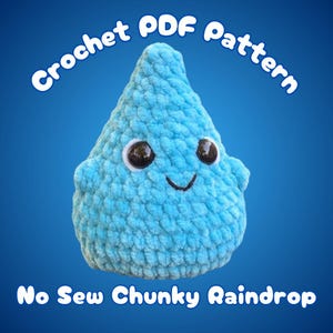 Puede incluir: Un patrón de crochet para un juguete de peluche de gota de lluvia gruesa sin coser. El patrón está disponible para descargar en PDF. La gota de lluvia es azul y tiene una cara sonriente con ojos negros.