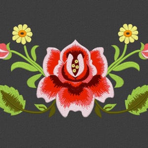Può includere: Ricamo con una rosa rossa e bianca con foglie verdi e fiori gialli.