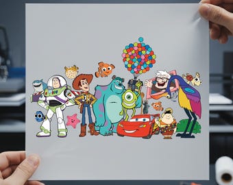 Puede incluir: Una lámina de transferencia DTF con personajes de dibujos animados coloridos, como Buzz Lightyear y Woody. El texto "DTF TRANSFER" está en la parte superior y "READY TO PRESS" en la inferior. La imagen es sostenida por manos. Los personajes son brillantes.