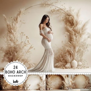 以下が含まれることがあります： 白いレースのドレスを着た妊娠中の女性が、乾燥したパンパスグラスでできたボホアーチのある背景の前に立っています。背景は薄いベージュ色です。テキスト「24 BOHO ARCH BACKDROP」は、白黒のロゴが付いた円の中にあります。