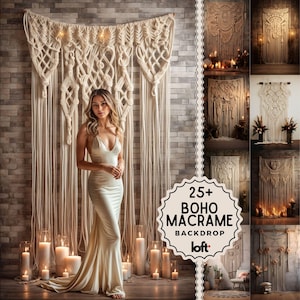 Op de afbeelding: Een vrouw in een crèmekleurige jurk staat voor een macramé-achtergrond. De achtergrond is beige en hangt tegen een bakstenen muur. De afbeelding bevat kaarsen en de tekst "25+ BOHO MACRAME BACKDROP".