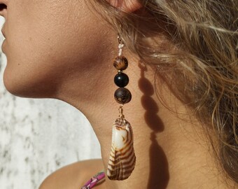 Asymmetrical "vibrations" earrings with shells and local seeds from Guadeloupe and golden obsidian
