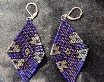 Boucles d'oreilles pendantes en argent et violet irisé avec perles