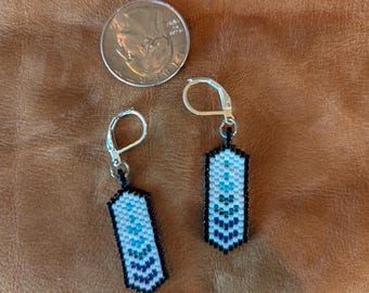 Petites boucles d'oreilles pendantes en perles à la main