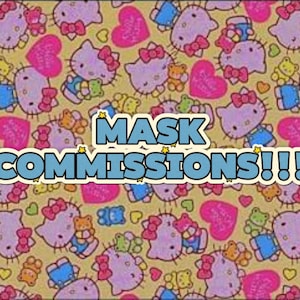 Puede incluir: Patrón repetitivo con el personaje Hello Kitty, corazones y ositos de peluche en rosa, azul y amarillo. El texto "MASK COMMISSIONS!!!" se muestra en una fuente azul y blanca.