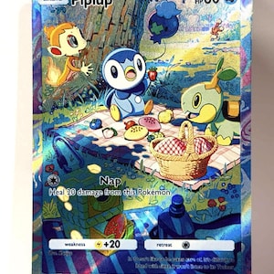 Op de afbeelding: Een holografische Pokémon-kaart met Piplup en andere personages in een picknickscène. De kaart heeft een blauwe en paarse rand, met de tekst "Piplup" en "HP 60". De kaart bevat ook de tekst "Nap" en "Heal 20 damage from this Pokémon."