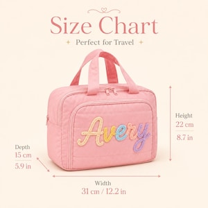 Puede incluir: Una bolsa de viaje rosa con dos asas superiores y un compartimento principal con cremallera. El frente presenta el nombre Avery en escritura bordada multicolor. Las dimensiones son 22 cm de alto, 15 cm de profundidad y 31 cm de ancho.