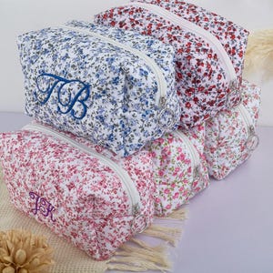 Gestickte Namens-Make-up-Tasche, personalisierte Namens-Make-up-Tasche, Kosmetik-Aufbewahrungstasche, Blumen-Make-up-Tasche für Mädchen, Brautjungferngeschenk