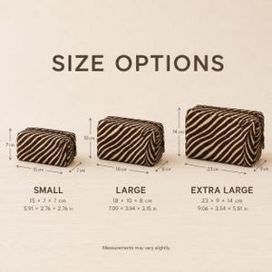 K&ouml;nnte beinhalten: Drei rechteckige Rei&szlig;verschlusstaschen mit braun-wei&szlig;em Zebramuster. Der Text SIZE OPTIONS steht &uuml;ber den Taschen, die als SMALL (15 x 7 x 7 cm), LARGE (18 x 10 x 8 cm) und EXTRA LARGE (23 x 9 x 14 cm) gekennzeichnet sind.